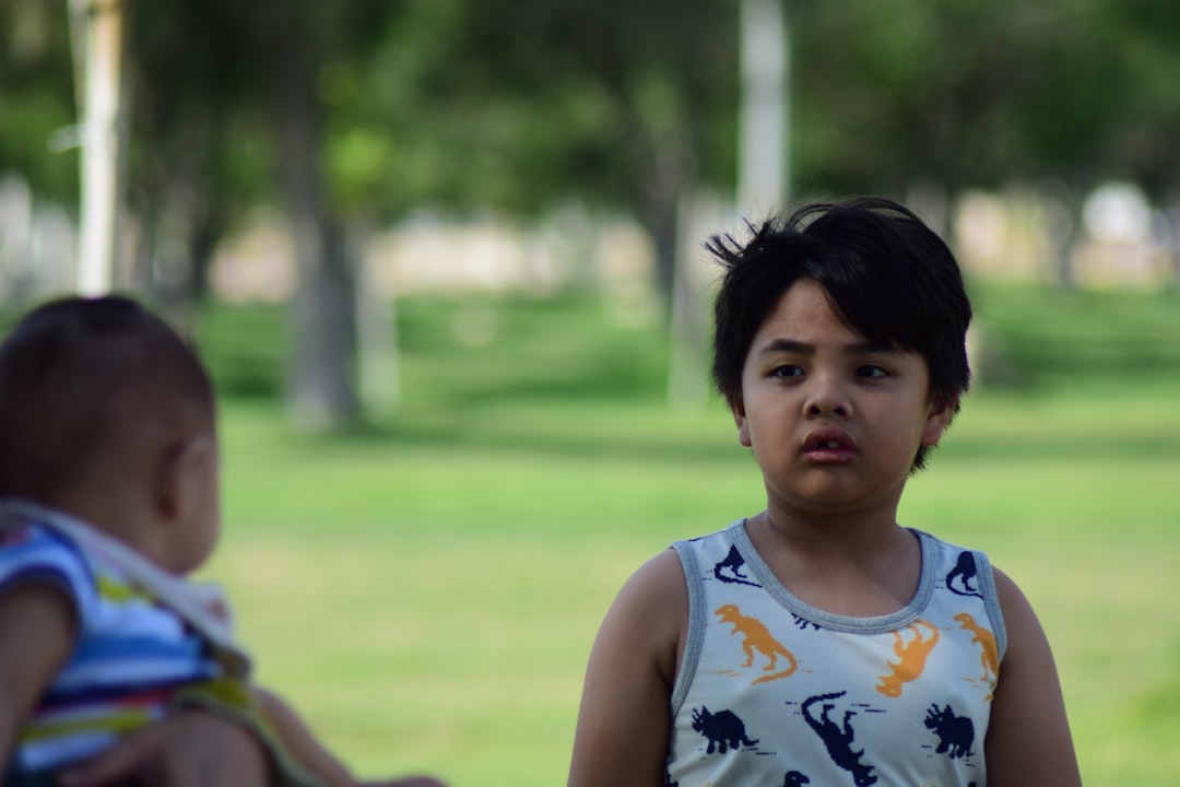 hijo que no escucha - Niños de diferentes edades colaborando en un aula Montessori, aprendiendo límites naturales