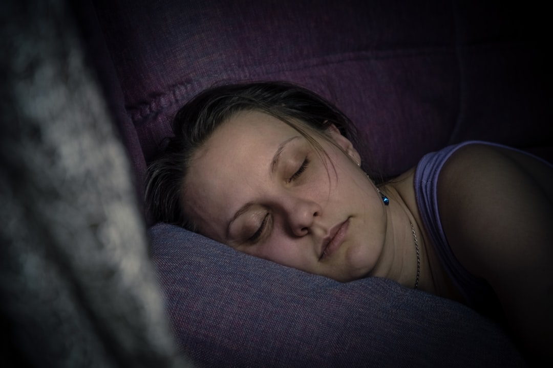 Niño durmiendo con luz nocturna tenue en su habitación