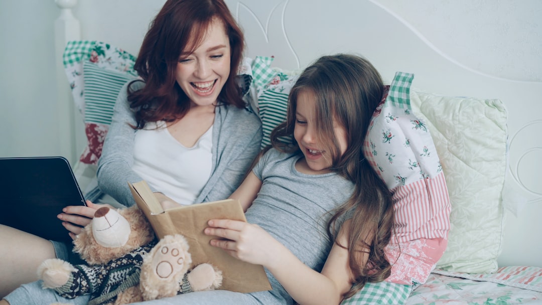 temor a la oscuridad - Padre leyendo un cuento a su hijo antes de dormir
