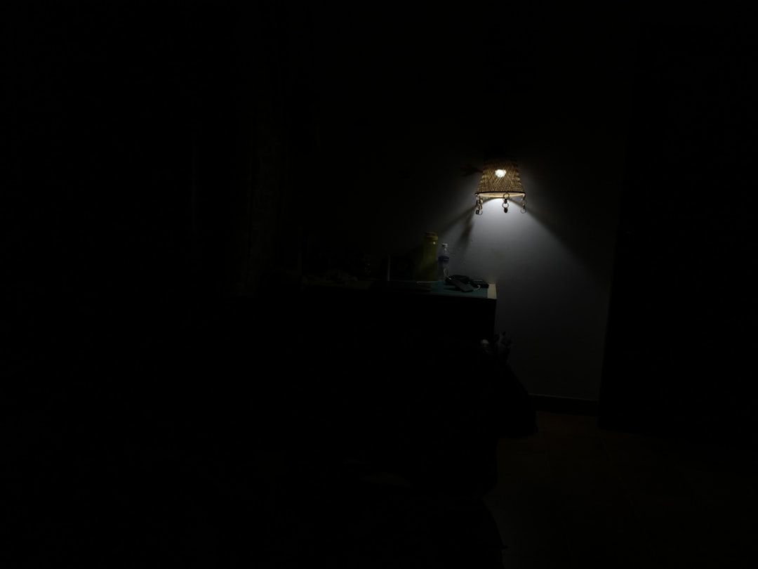 angustia nocturna infantil - Niño explorando la oscuridad con una linterna pequeña