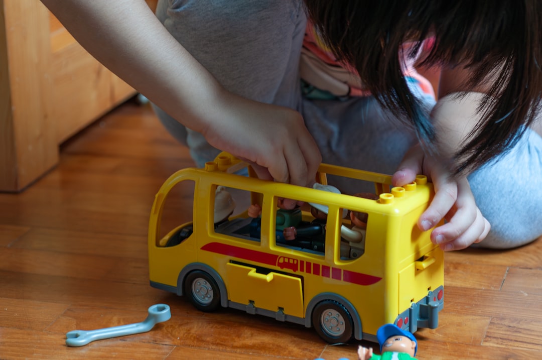 Primaria Montessori en Manilva precio - Familia desplazándose al colegio por la mañana, como las de Manilva a Sotogrande
