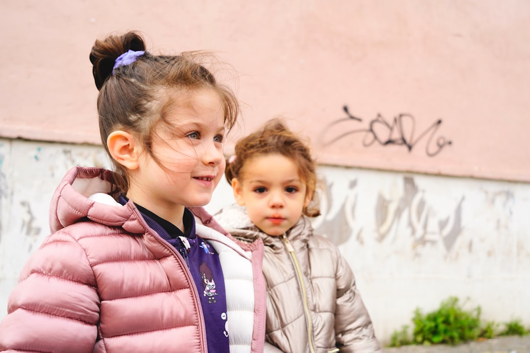 ayudar a un niño con rabietas - Aula Montessori con materiales accesibles para niños