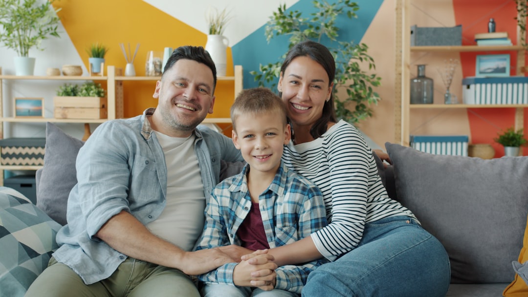 berrinches - Familia disfrutando de un momento tranquilo en casa
