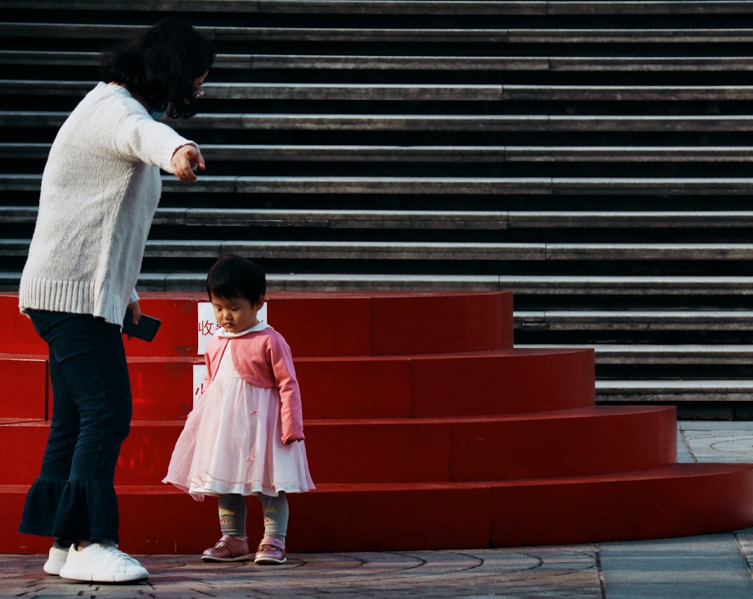 criatura que no hace caso - Madre reconectando con su hijo mediante contacto visual