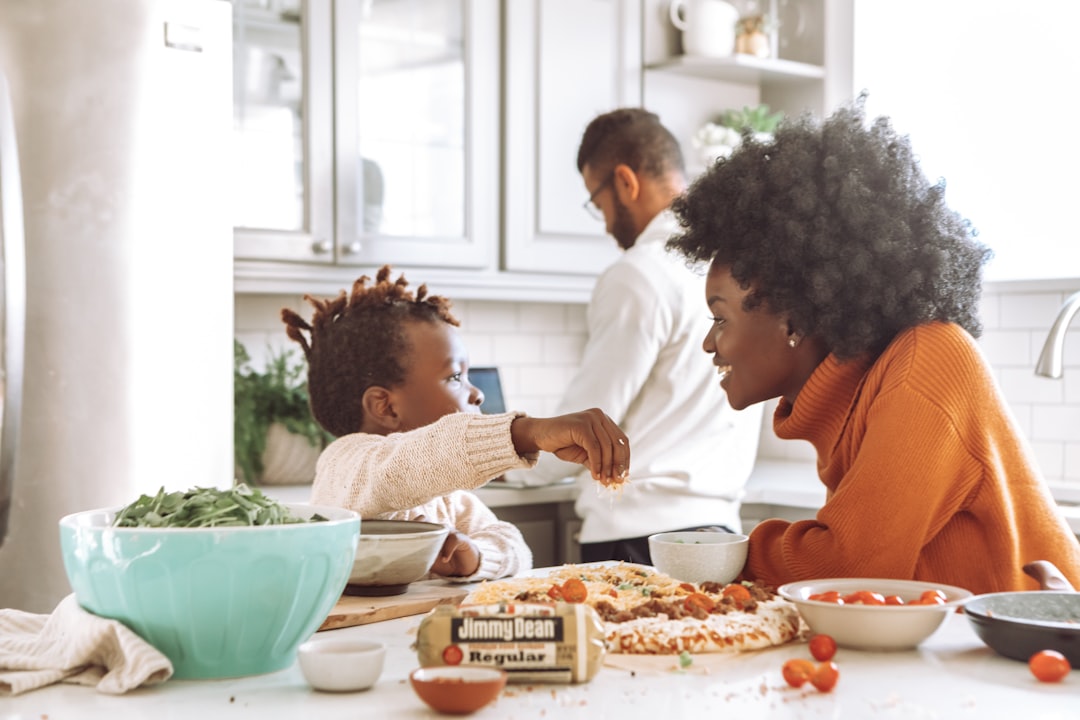 niño no quiere comer - Familia disfrutando de una comida tranquila y sin batallas