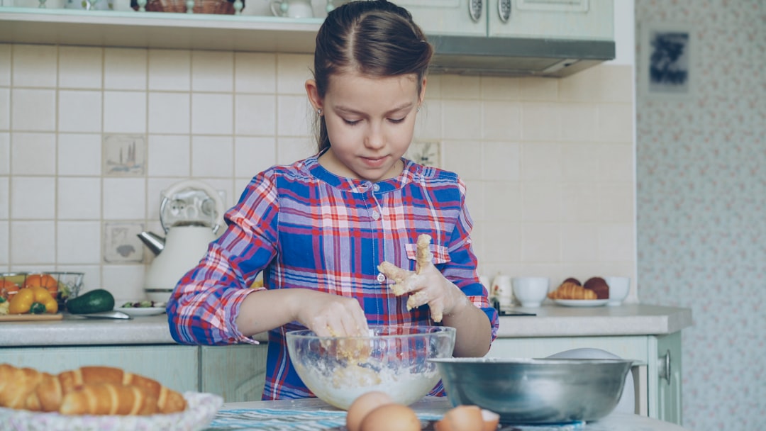 niño que no come - Niño ayudando a preparar alimentos en la cocina