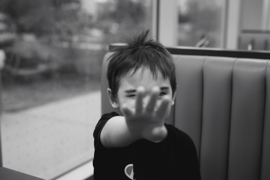 pequeño que rechaza la comida - Niños comiendo juntos en un aula Montessori