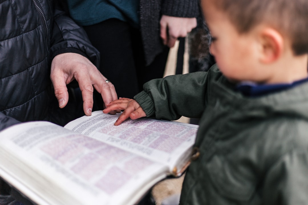 Niño leyendo un cuento acompañado de su madre