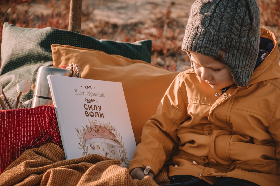 enseñar a leer a los niños - Padre leyendo un cuento a su hijo antes de dormir