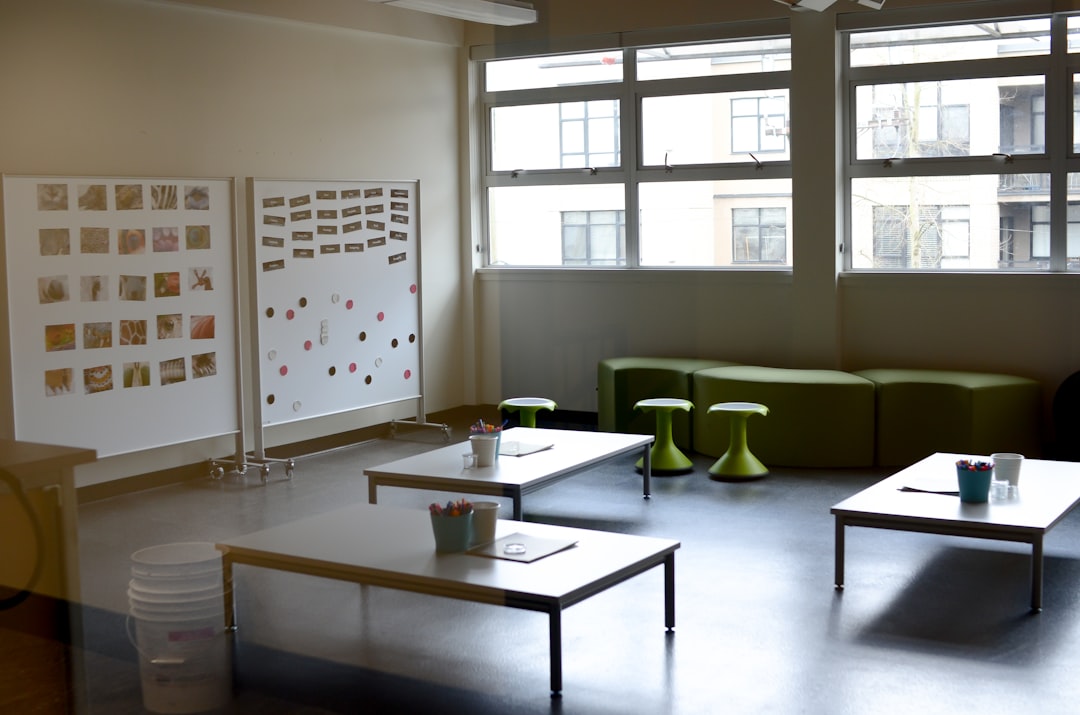 hijo no obedece - Aula Montessori con materiales accesibles para los niños