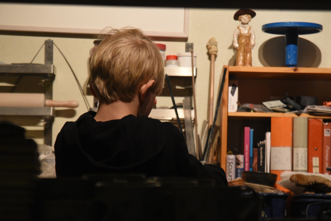 mi hijo no me hace caso - Ambiente Montessori preparado donde los niños trabajan con autonomía.