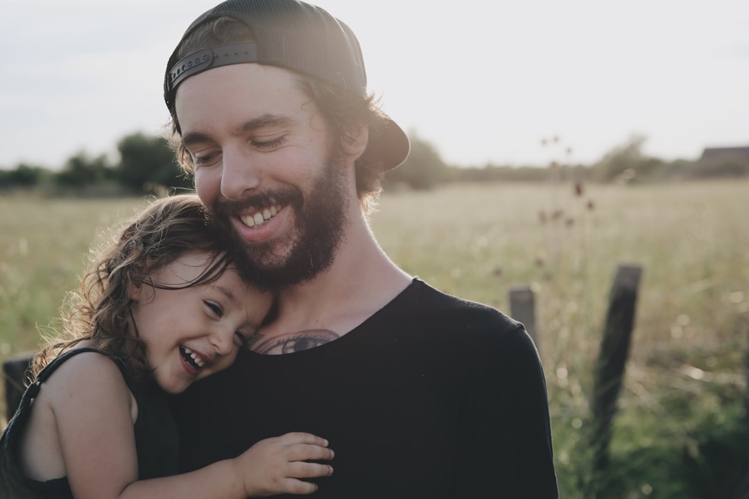 mi hijo no me hace caso - Momento de conexión emocional entre padre e hijo antes de corregir.