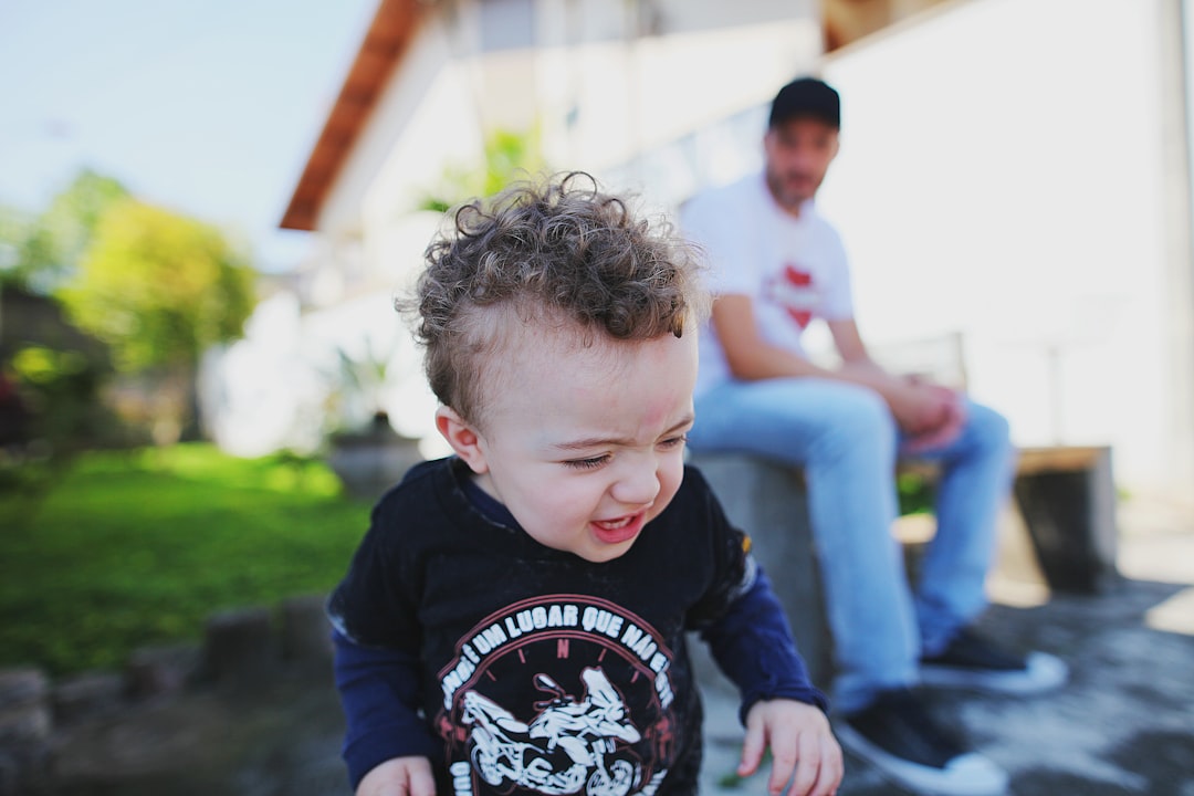 niño que no obedece - Niño en rabieta y adulto que mantiene la calma para acompañar.