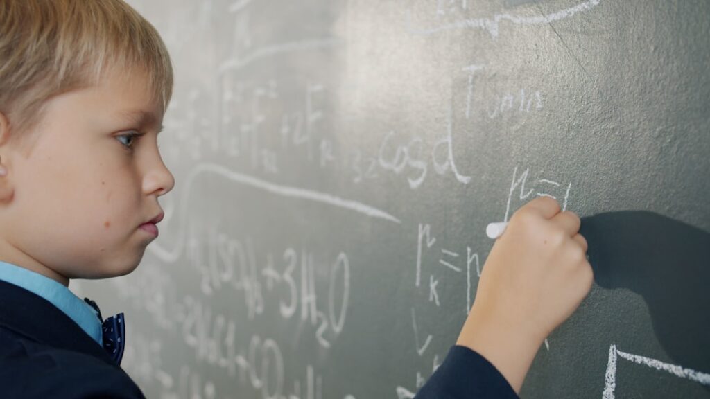 Niño trabajando con materiales Montessori en un aula de primaria Niño trabajando con materiales Montessori en un aula de primaria