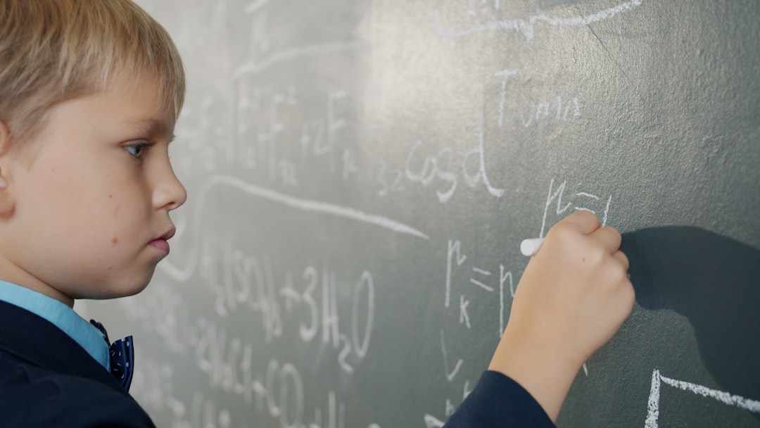 Niño trabajando con materiales Montessori en un aula de primaria