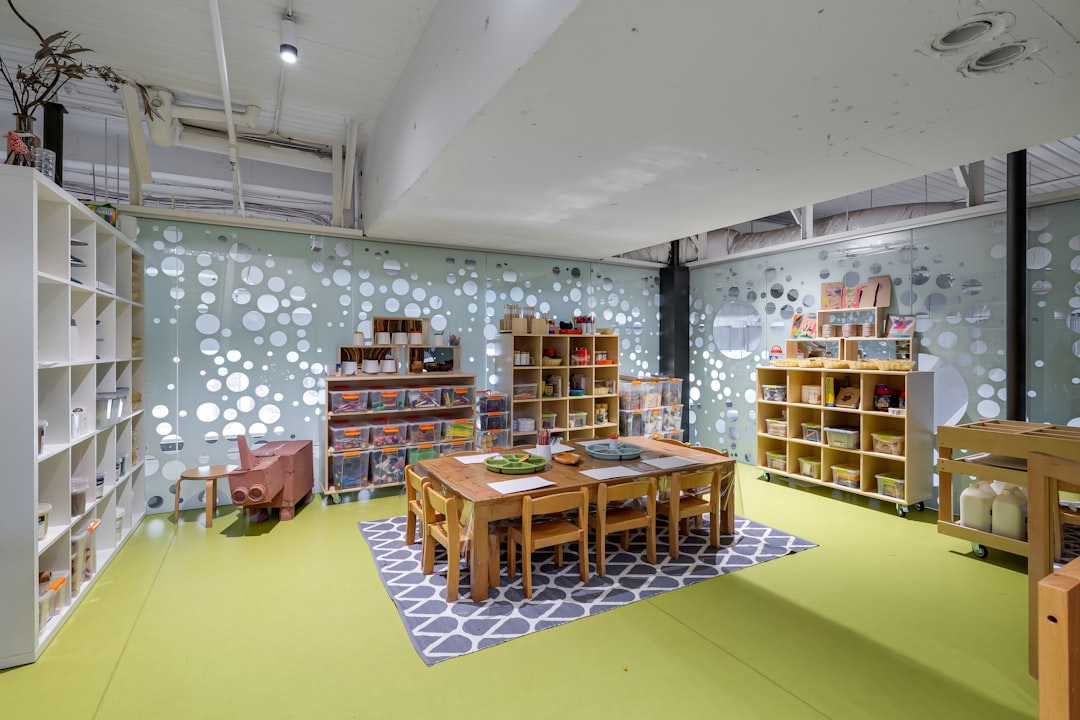 Mejor primaria Montessori en Algeciras - Aula de Taller Montessori con mobiliario adaptado y materiales de madera