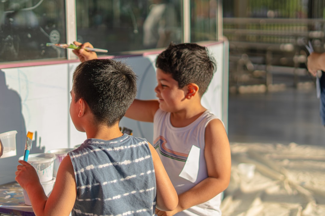 Mejor primaria Montessori en Algeciras - Niños colaborando en un proyecto bilingüe en un aula luminosa