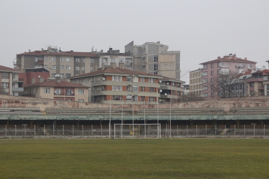 primaria Montessori en la zona de Algeciras - Alumno de primaria realizando un trabajo de geometría con material concreto