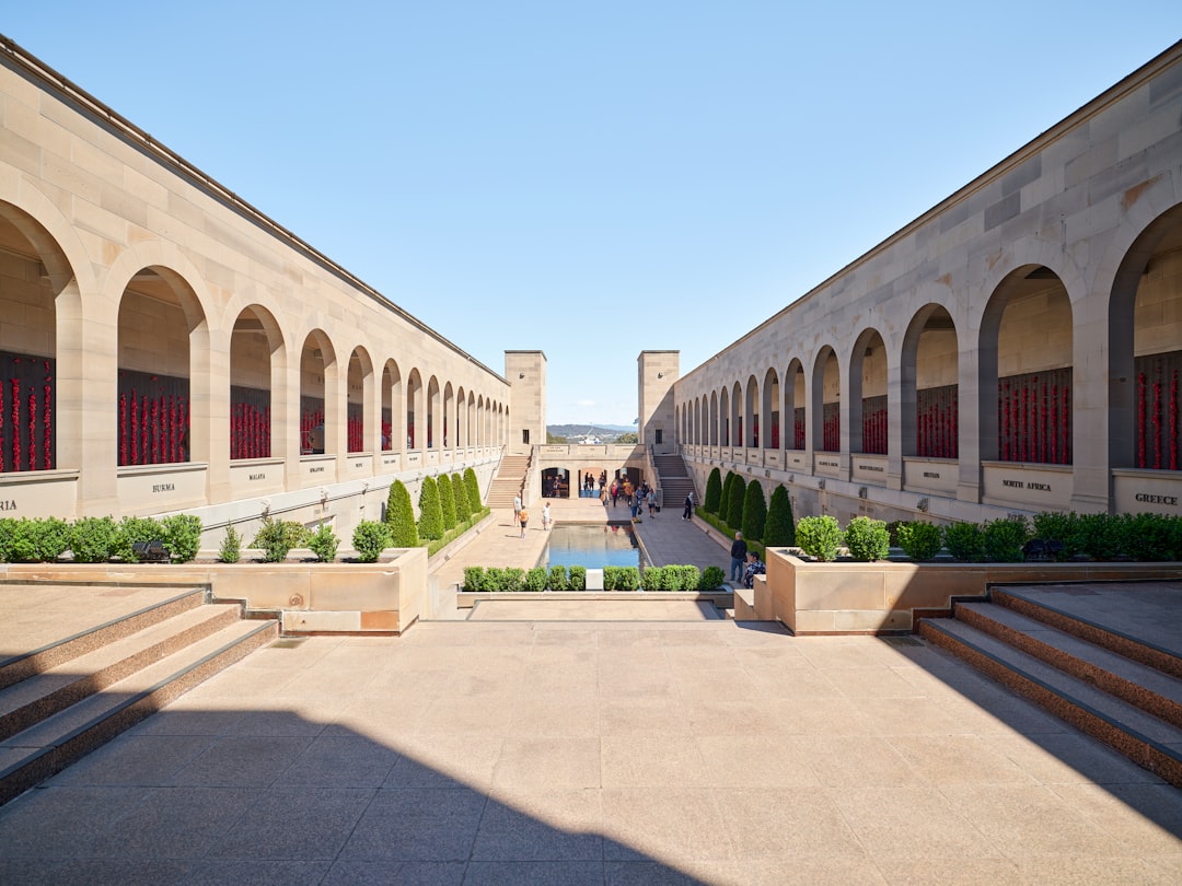 escuela primaria Montessori para familias de Algeciras - Fachada de un colegio en Sotogrande con arquitectura mediterránea