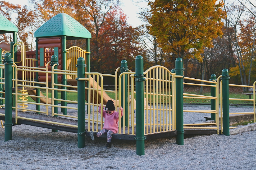 límites con amor - Padre acompañando a su hijo en el parque con firmeza y cariño