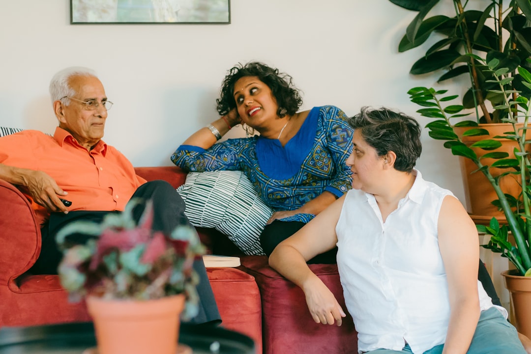 límites respetuosos - Familia conversando en casa, construyendo acuerdos con respeto mutuo