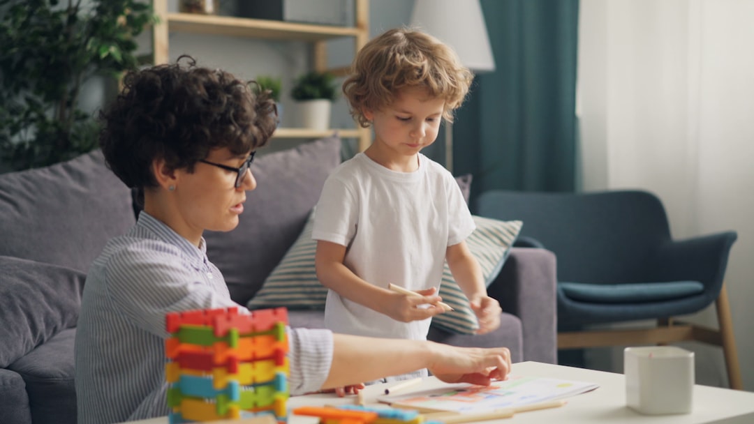 planos de desarrollo Montessori - Niños de Taller investigando juntos en el segundo plano de desarrollo (6-12 años)