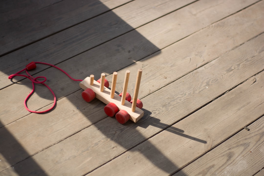 etapas de desarrollo Montessori - Niño pequeño concentrado con un material de vida práctica, periodo sensible del orden