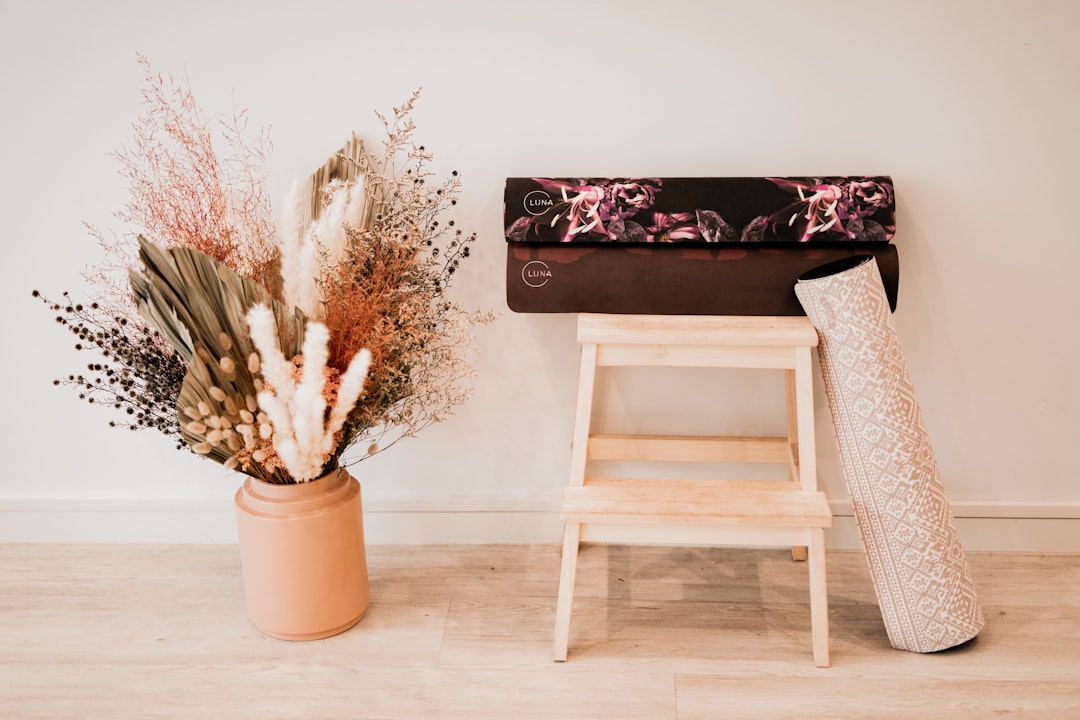 recursos Montessori en casa - Torre rosa y escalera marrón, materiales sensoriales clásicos