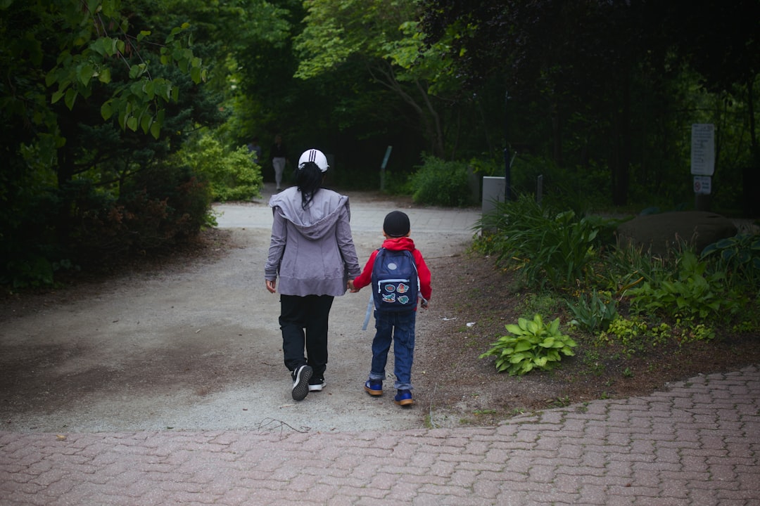 hijo que no hace caso - Padre e hijo caminando juntos cogidos de la mano