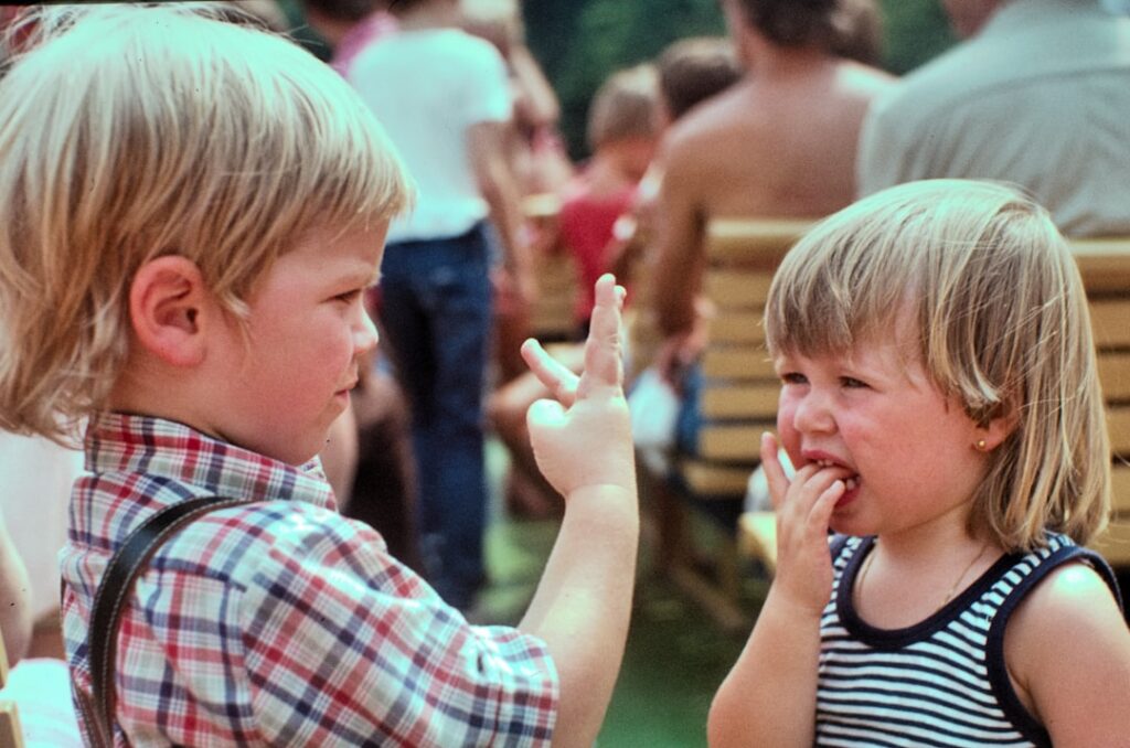 Padre dialogando con hijo pequeño tras una negativa