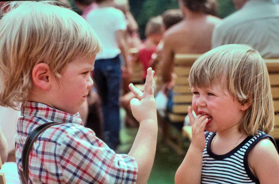 Padre dialogando con hijo pequeño tras una negativa