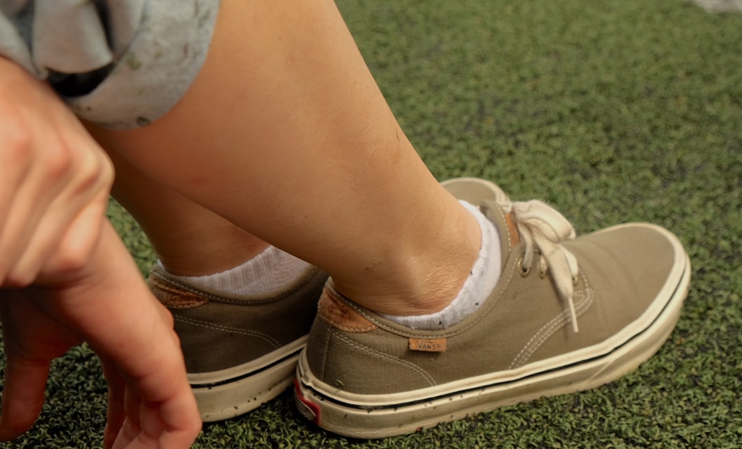 mi hijo no obedece - Niño que se niega a ponerse los zapatos