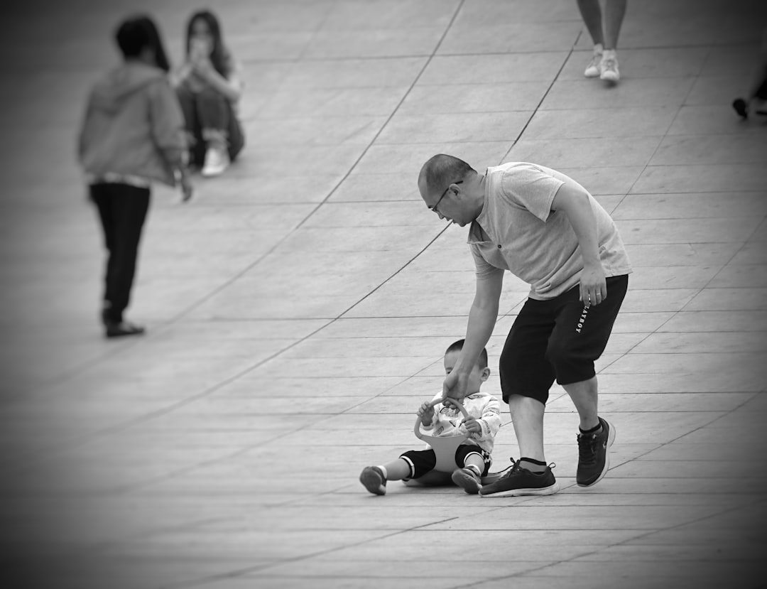 mi hijo no obedece - Un padre se pone a la altura de su hijo para comunicarse mejor.