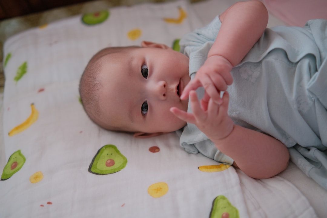 Bebé probando aguacate en su primera experiencia con alimentos sólidos