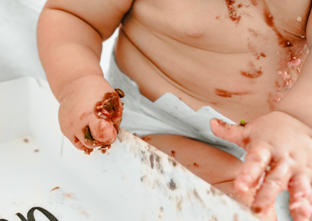 alimentación complementaria del bebé - Bebé explorando texturas de comida con las manos