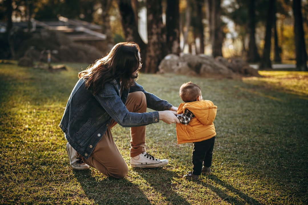 mi hijo no obedece - Adulto poniéndose a la altura del niño para conectar