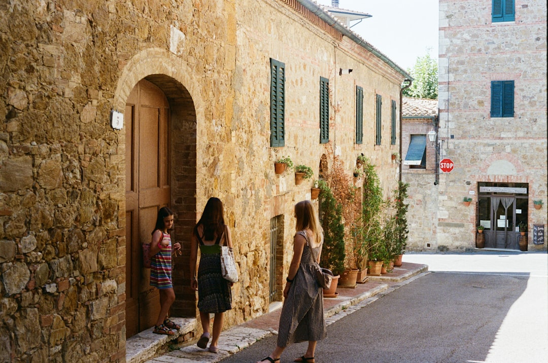 mejor centro educativo Sotogrande - Familia observando un edificio escolar en el Mediterráneo