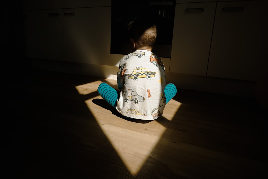 crisis emocional infantil - Niño concentrado en una actividad Montessori de forma autónoma y tranquila