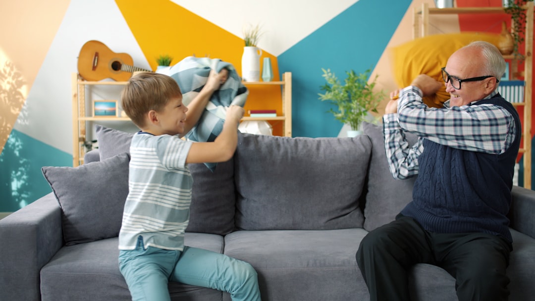 hijo que no escucha - Padre acompañando una rabieta con validación emocional
