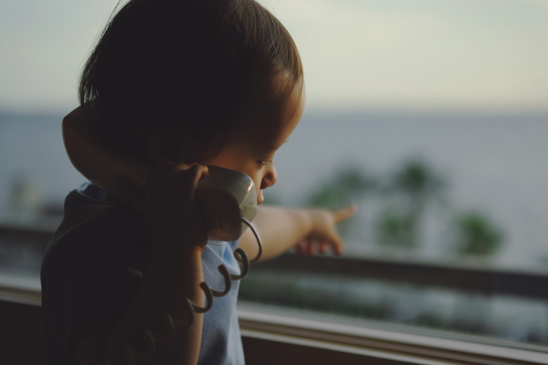 mi hijo no obedece - Niño concentrado en una tarea mientras su madre le llama