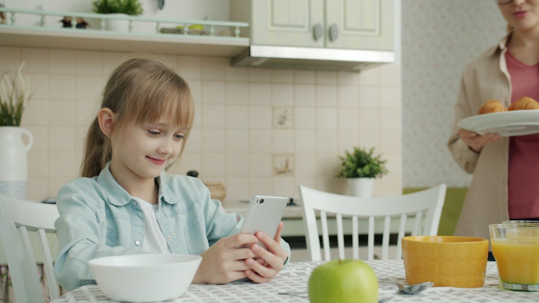 hijo que no escucha - Familia siguiendo una rutina matutina con panel visual