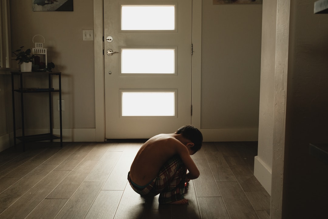 rabietas infantiles - Madre acompañando a su hijo durante una crisis emocional, a su altura y en calma