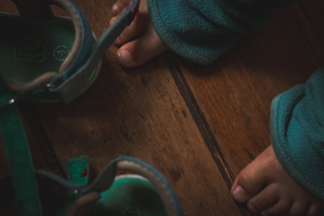 niño que no hace caso - Niño pequeño poniéndose los zapatos solo, logrando independencia con práctica y paciencia