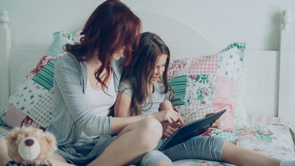 Madre leyendo un cuento de buenas noches a su hijo antes de dormir