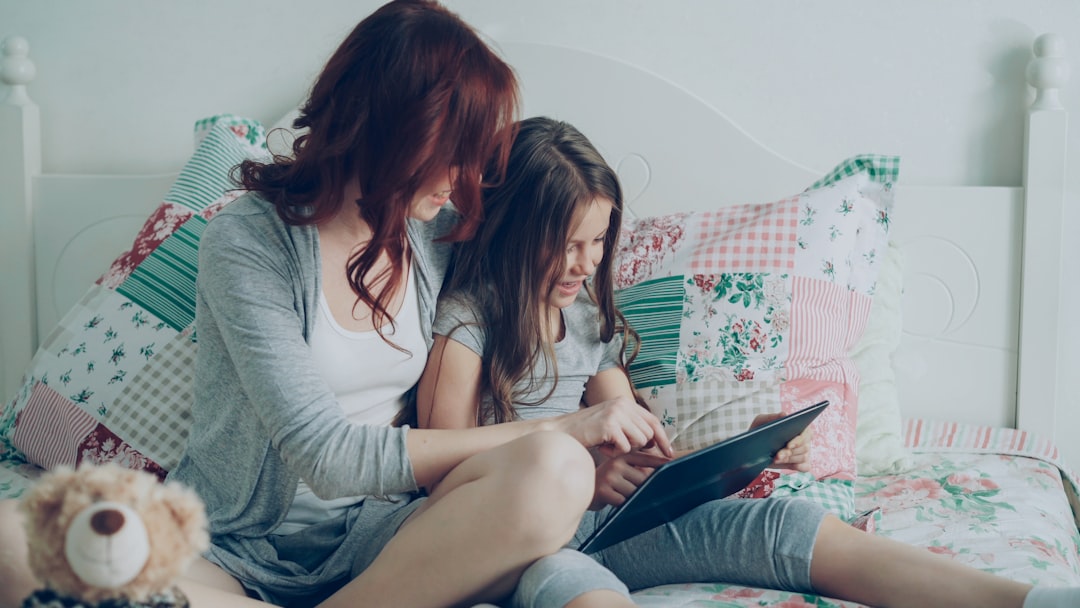 Madre leyendo un cuento de buenas noches a su hijo antes de dormir