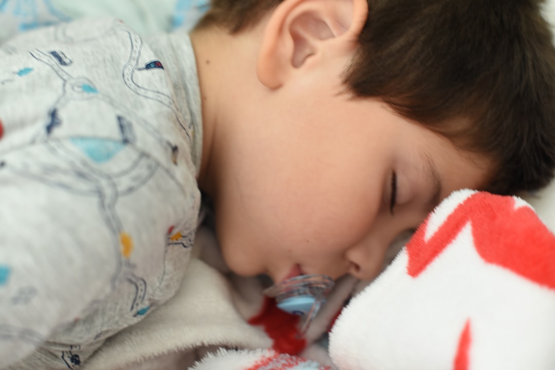 historias para dormir - Niño durmiendo tranquilamente después de una buena rutina