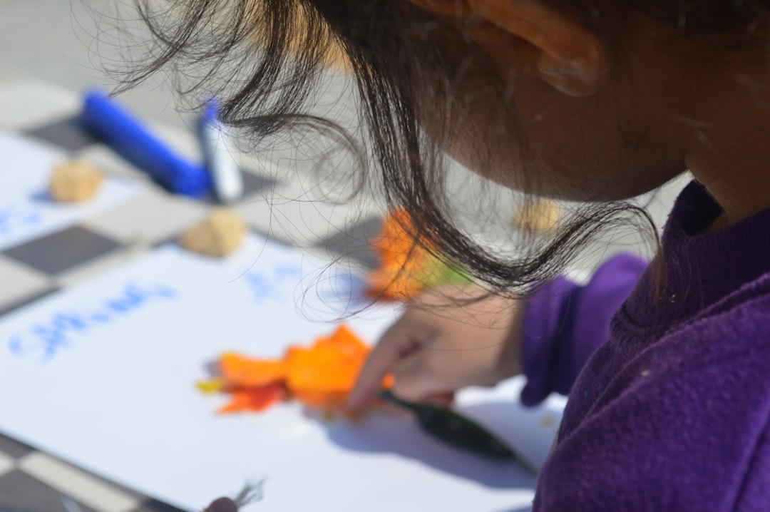 cómo educar sin gritos - Niño concentrado en una actividad Montessori