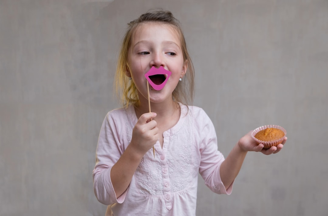 estimulación sensorial en el hogar - Niño realizando una cata a ciegas de alimentos