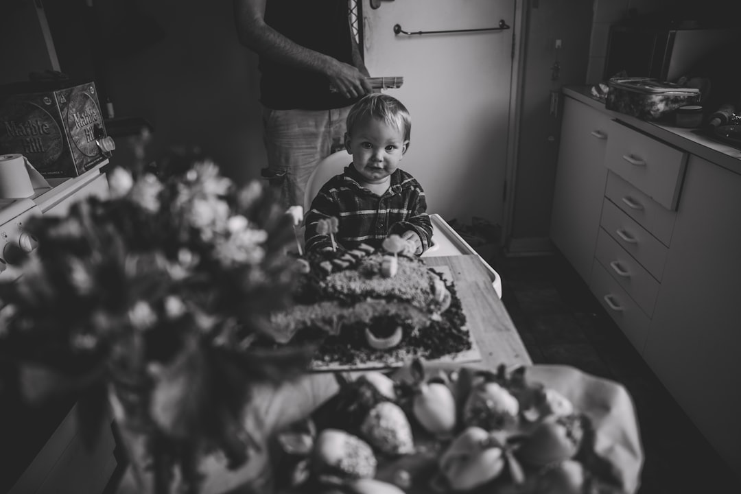 Heuristisches Spiel: Warum Babys alles auf den Boden werfen und wie Sie es fördern können