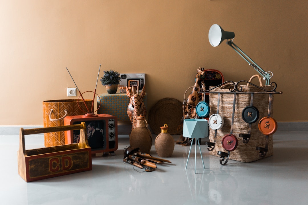 Cesta de materiales naturales para juego heurístico en casa